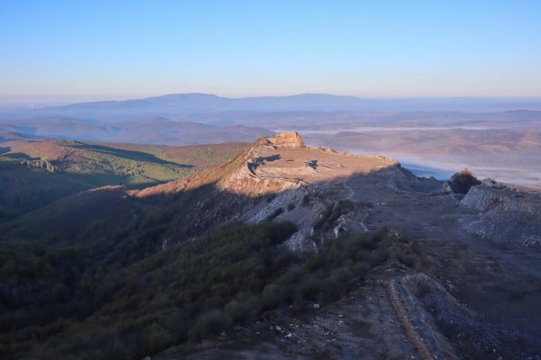Výhľad z Črevnej skaly (Bél-kő) v pozadí hrebeň pohoria Mátra