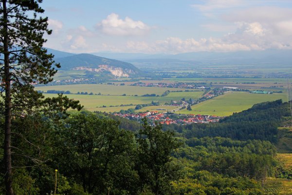 Výhľad na Hornú Nitru, v pozadí Vtáčnik