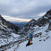 Nosič oddychuje pod Hangom s výhľadom do Malej Studenej doliny. Foto – Ľubo Mäkký