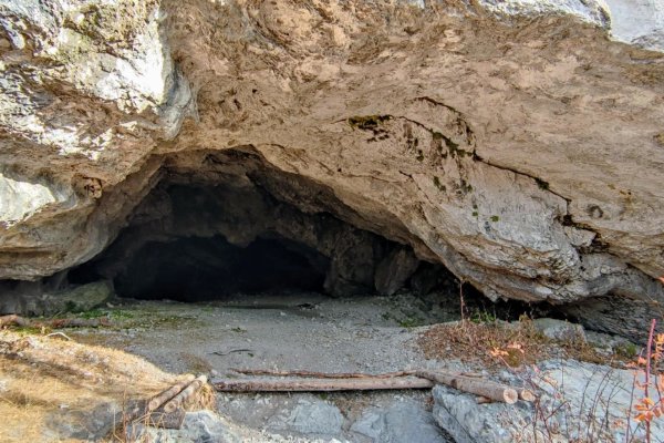 Portál jaskyne Dutá skala