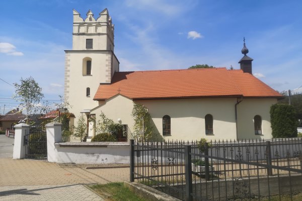 V centre Červenice pri Sabinove, pôvodne románsky kostol sv. Martina z druhej polovice 13. storočia s renesančnou nadstavbou veže