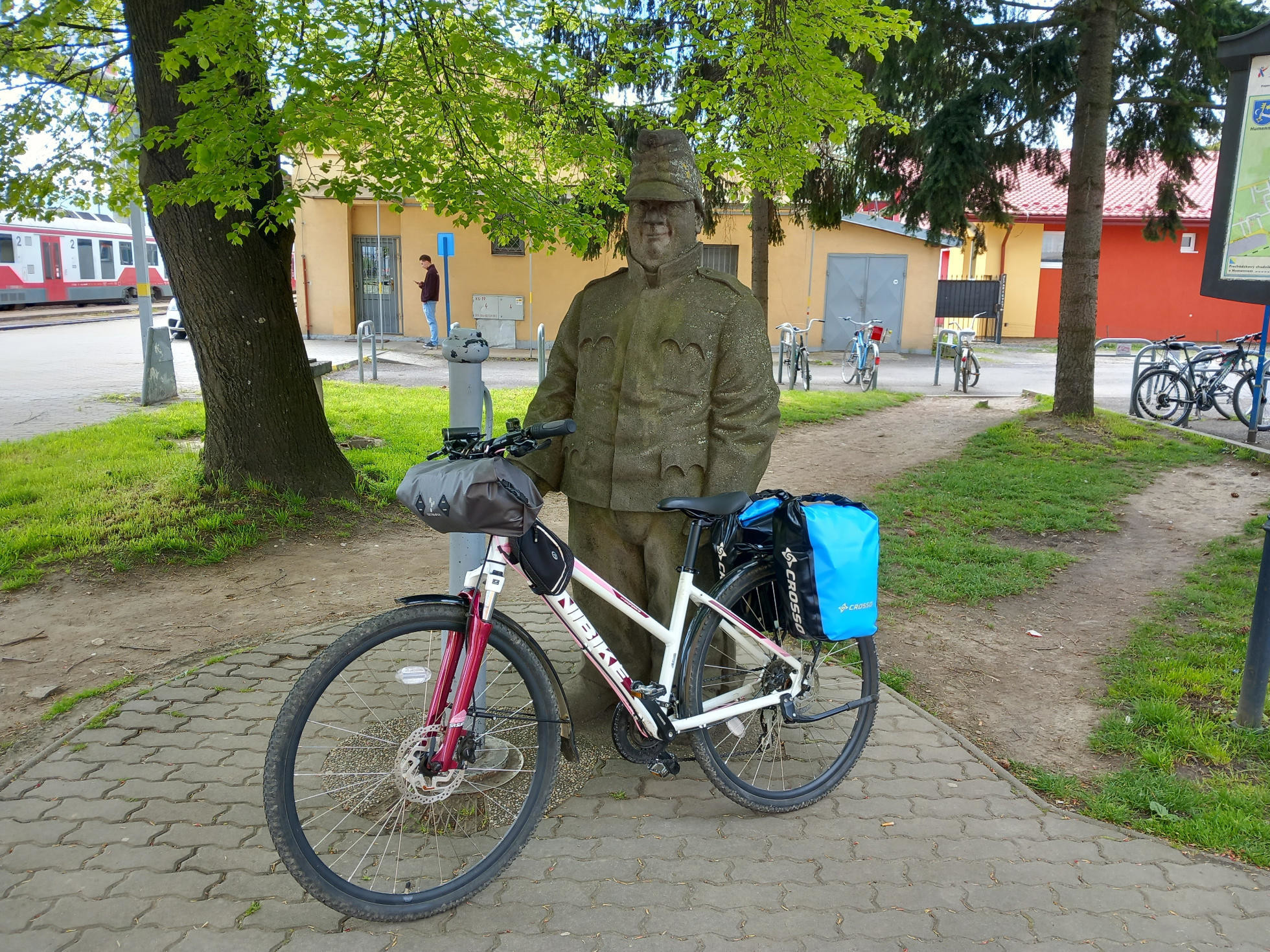 Baklažán (môj bicykel) so Švejkom na železničnej stanici v Humennom