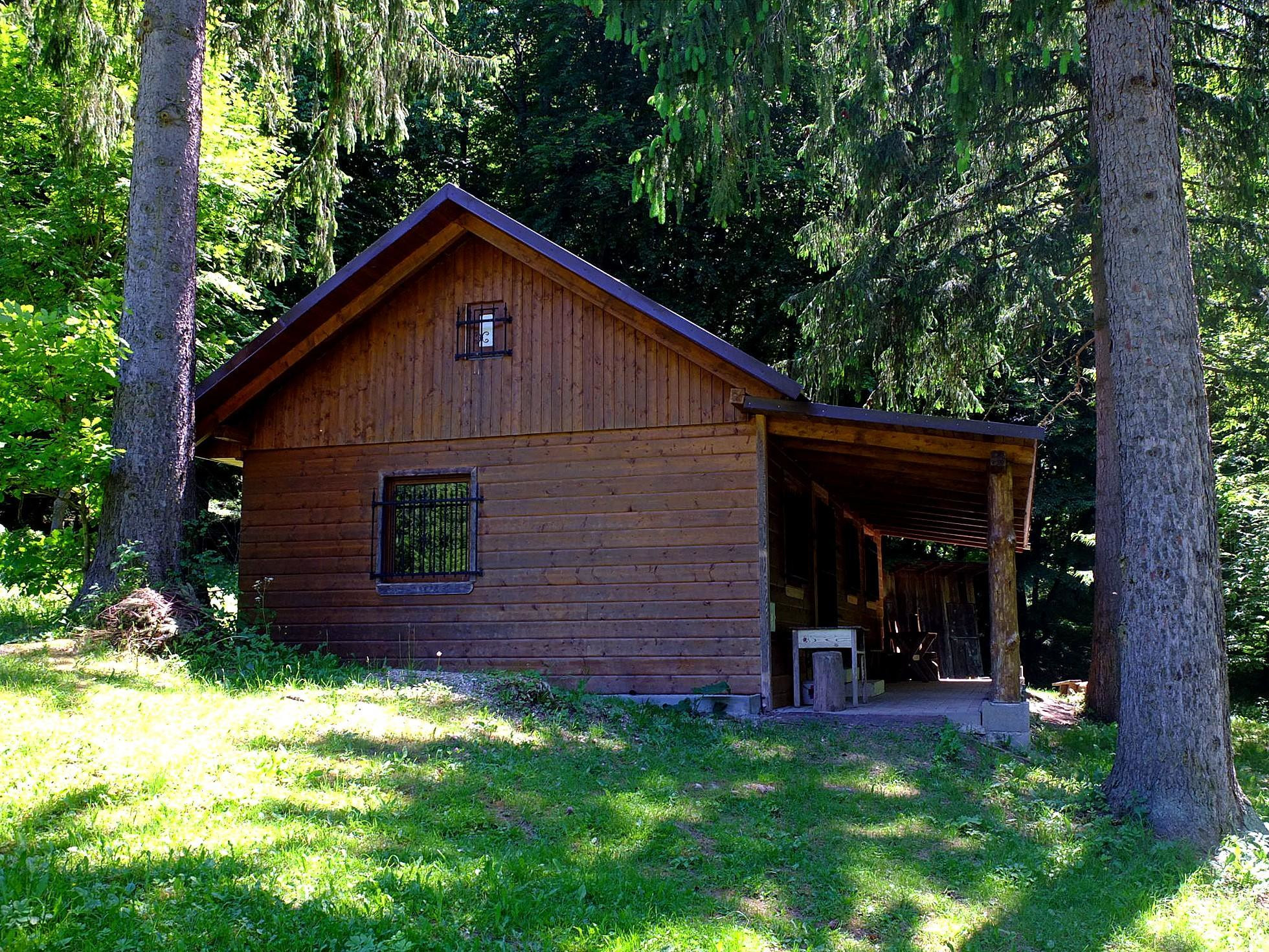 Celkový pohľad na chatu Lesov SR na lúke Baranová