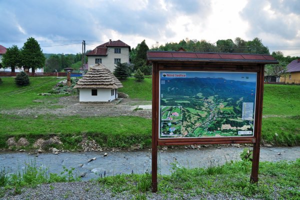 Infopanel a domček Deduška Večerníčka v centre Novej Sedlice (Новоселиця) 