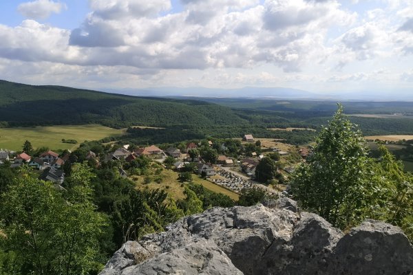 Výhľad na krajinu z brala pod hradom, vzadu Strážovské vrchy