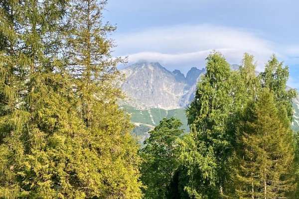 Park v Tatranskej Lomnici a Lomnický štít v oblačnosti