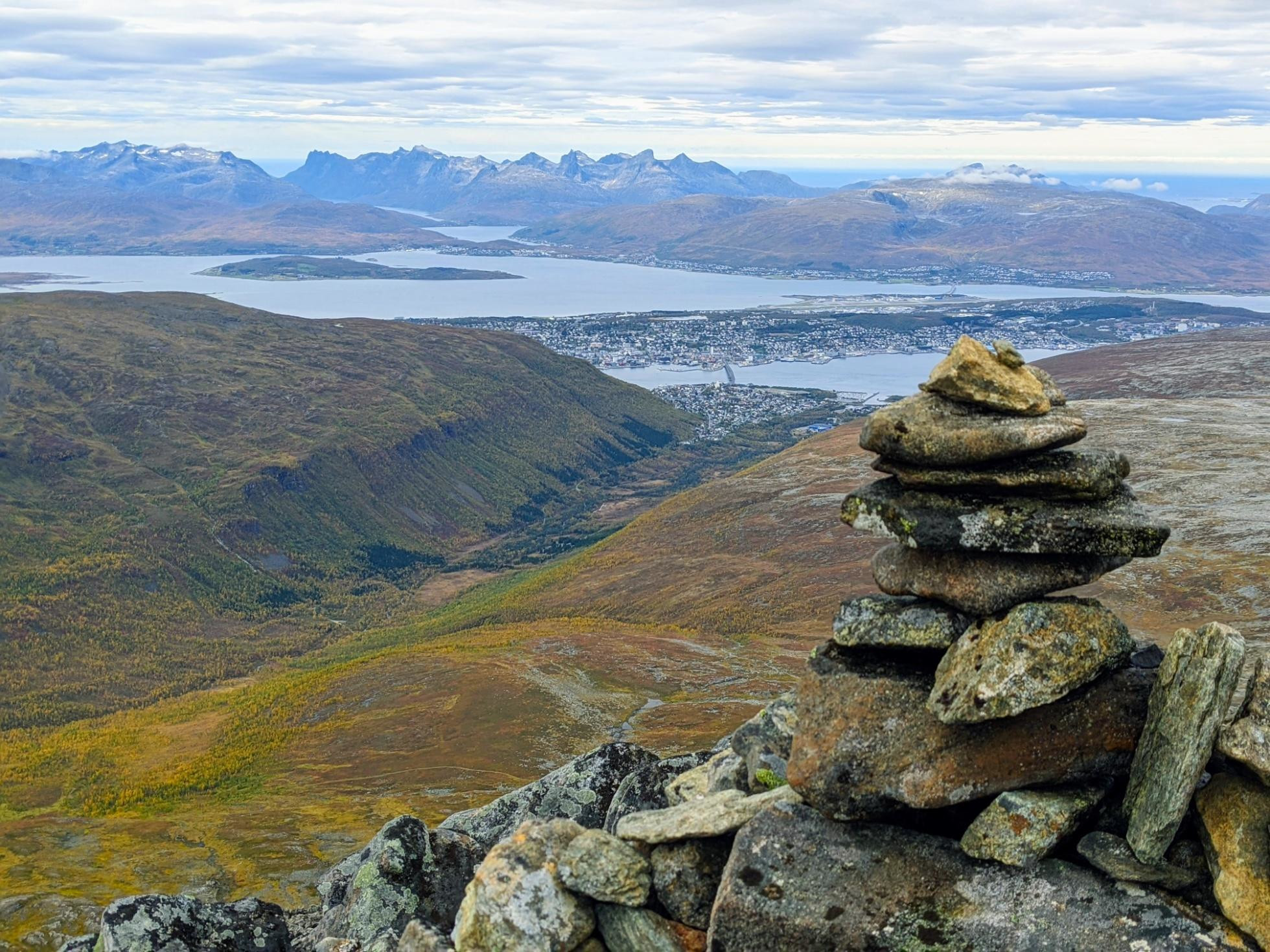 Výhľad z kopca Tromsdalstinden/Sálašoaivi na mesto Tromsø