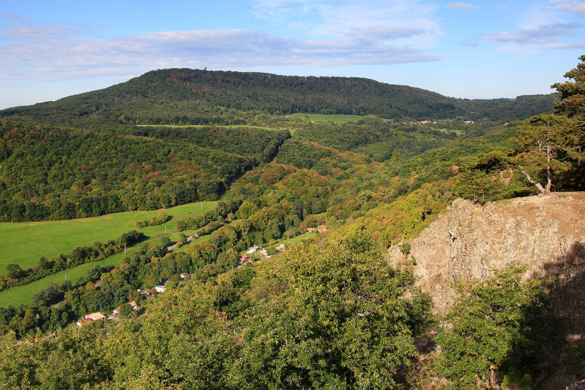 Pohľad z Kosihovského Kamenného vrchu na Opavskú horu s rozhľadňou