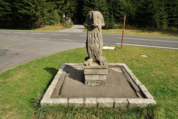 Kamenná socha Škriatka, ktorá dala meno sedlu i rašelinisku