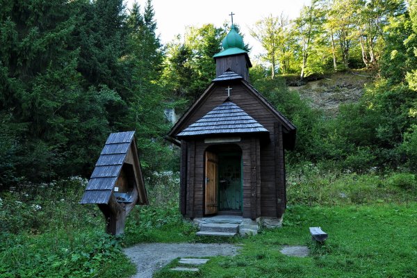 Malá drevená kaplnka venovaná obetiam Jeseníkov
