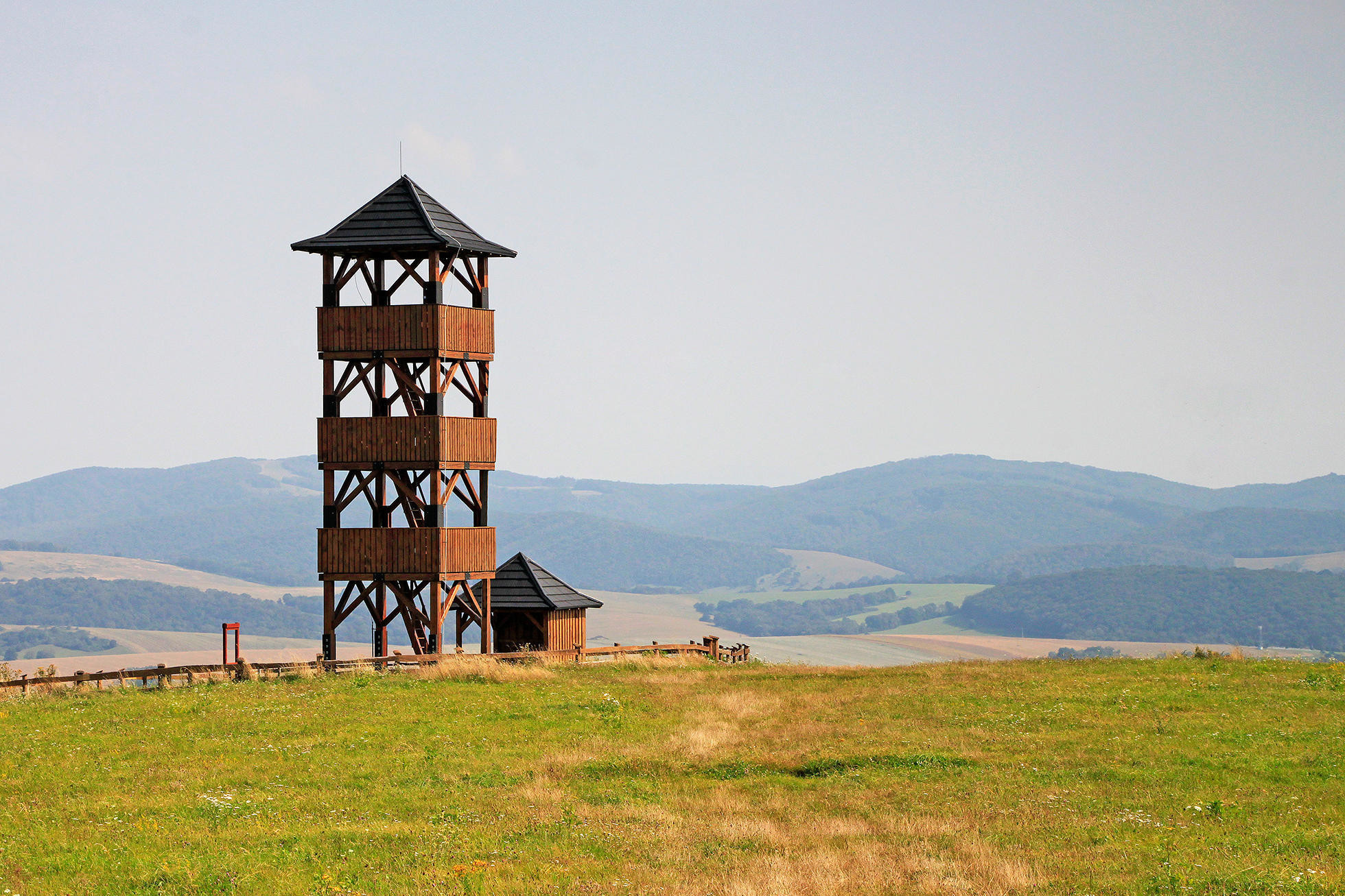 Celkový pohľad na vyhliadkovú vežu s prístreškom