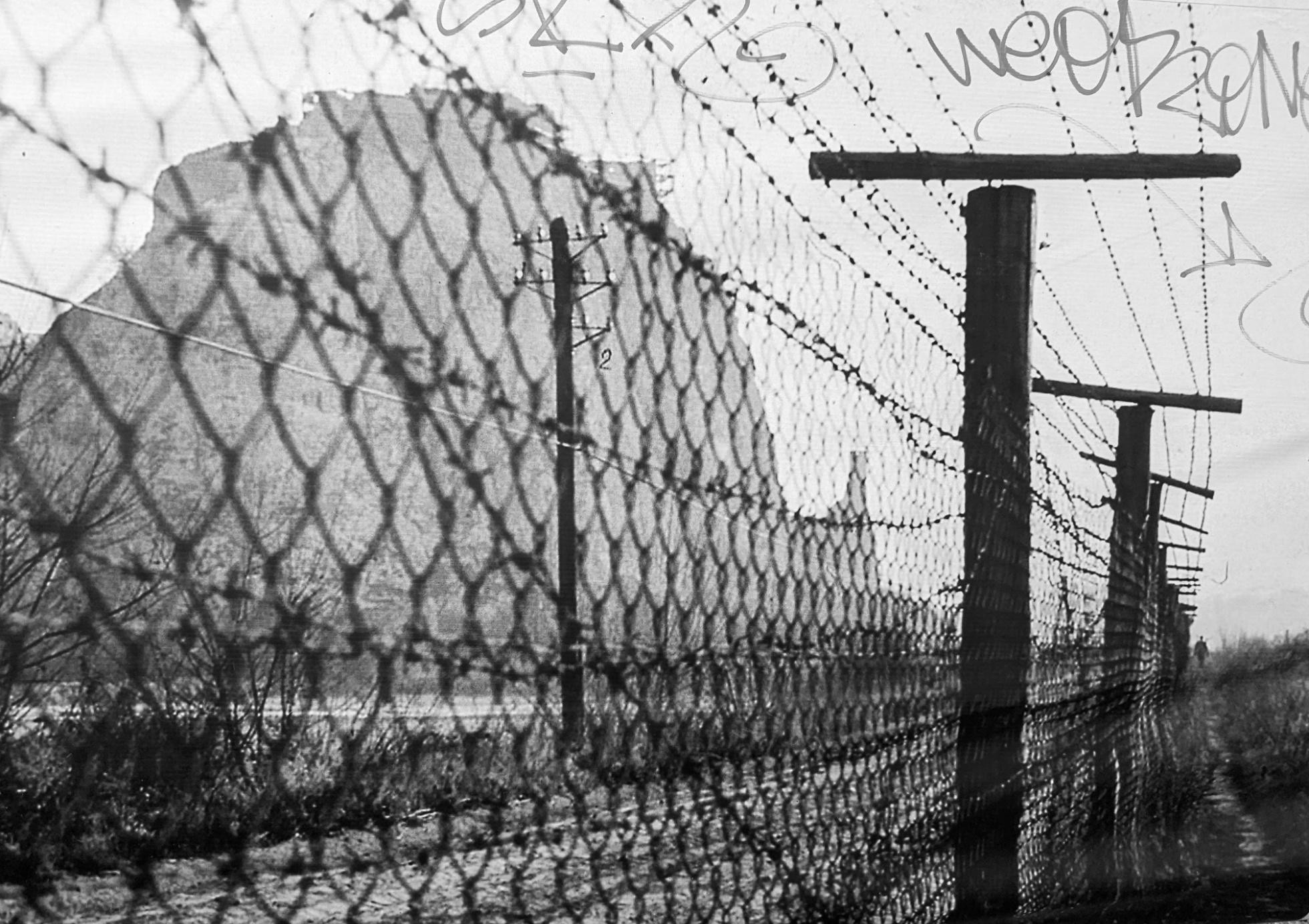 Raritný pohľad cez signálnu stenu na hrad Devín, rok 1989. Foto – Miloš Encinger. Zdroj – Ústav pamäti národa, reprofoto