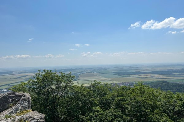 Výhľad z Havranej skaly na Podunajskú nížinu