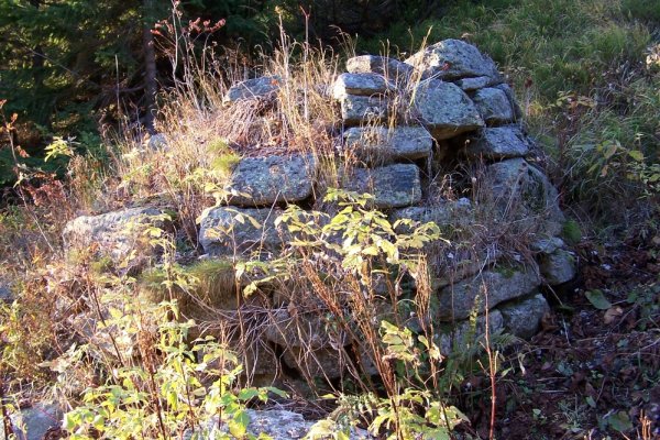 Torzo kamennej mohyly na jeseň 2005 (autor foto: Tomáš Trstenský)