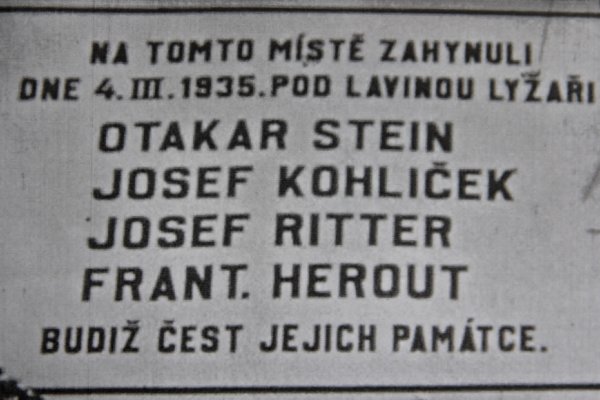 Pamätná tabuľa z mohyly, ktorá sa niekde stratila; zdroj: Horská služba Nízke Tatry - juh
