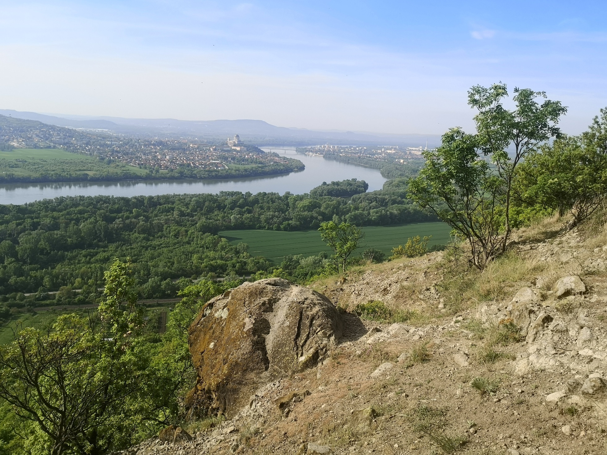 Výhľad z Kováčovských skál na Dunaj a Ostrihom