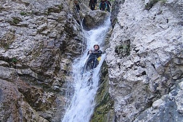 Šmýkanie sa dolu vodopádom na potoku Predelica (autor foto: Martin Ugróczy)