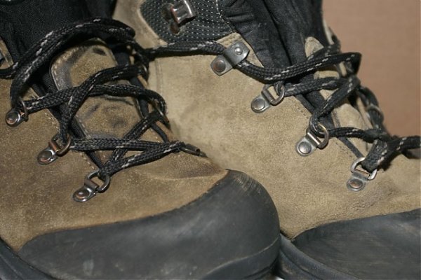 tesne pred začiatkom, vľavo impregnovaná vpravo neimpregnovaná topánka
