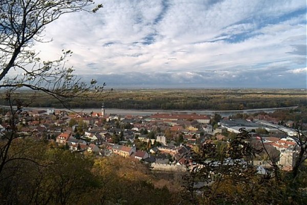 Výhľad na Hainburg a Dunaj z výstupu na hrad