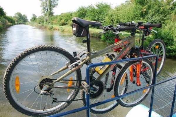 Bicykle sú uchytené na lodi na špeciálnych hákoch, aby nezavadzali