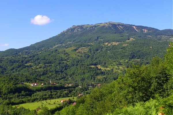 Obec Tjentište (východisko do NP Sutjeska) s masívom Maluša