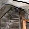 Výstup z jaskyne je po dvoch schodiskách