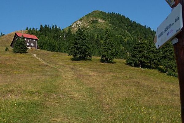 Chata od rázcestníka „Močidla“ (autor foto: Tomáš Trstenský)