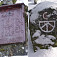Vľavo - tabuľa grófa Radvanského pod Tromi krížmi, vpravo - chotárny znak mesta Kremnica