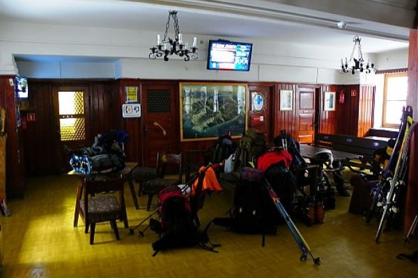 Chodba pred jedálňou a recepciou s vysielaním počasia a pokynov horskej služby (autor foto: Tomáš Trstenský)