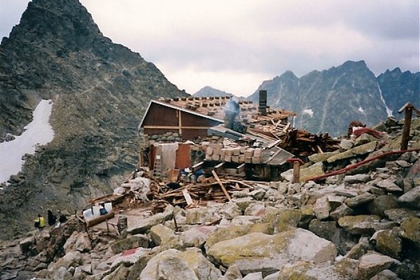 Chata po lavíne v roku 2000, autor foto Tomáš Trstenský,