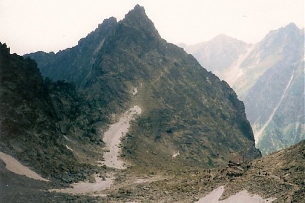 Pohľad na Kotlinku pod Váhou a chatu pred lavínou v roku 1999, autor foto Tomáš Trstenský