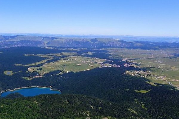 Vľavo Crno jezero (Čierne pleso), mestečko Žabljak a vzadu kaňom Tary, pohľad zo Savinho kuku (2313 m)