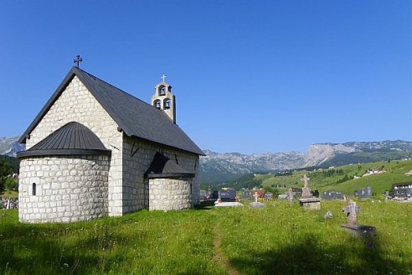 Panoráma Durmitoru od kostolíka v Žabljaku (Crkva Sv. Preobrazenja)