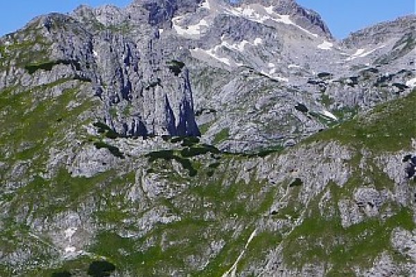 Vľavo Bobotov kuk (2522 m) a vpravo Bezimeni vrh (2487 m) zo Savinho kuku (2313 m)