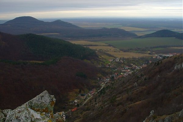 Plavecký Mikuláš, v pozadí Pohanská a Plav. hrad