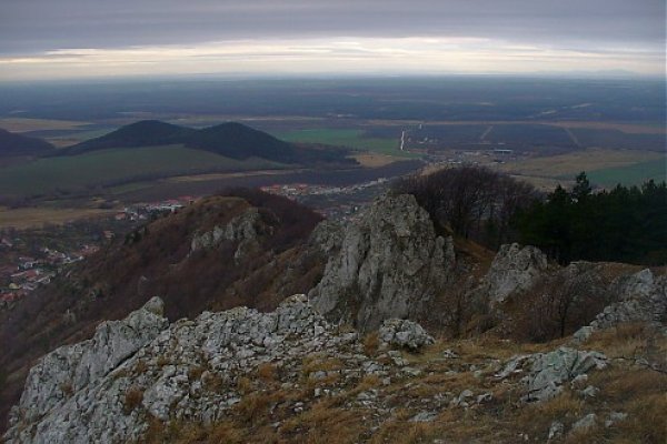 Bralá Kršlenice, na horizonte vpravo Pavlovské vrchy