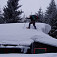 Peťo testuje kvalitu snehu na streche chatky