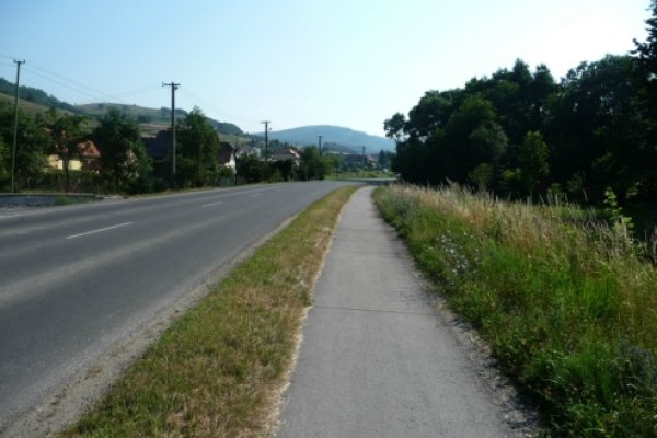 Sen cyklistov - chodníček pri ceste do Hriňovej