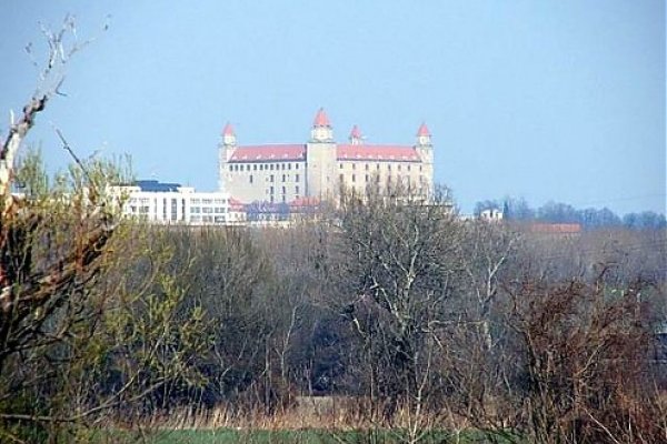 Bratislavský hrad z petržalskej strany Dunaja