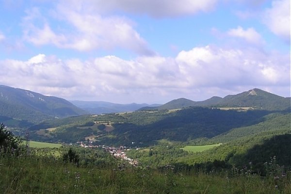 Dolná Poruba a vpravo Slopský vrch (1)