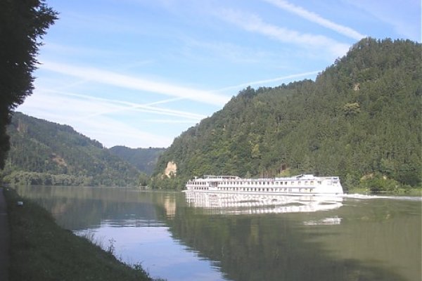 Loď v malebnom údolí Dunaja medzi bavorským Passauom a rakúskym Linzom