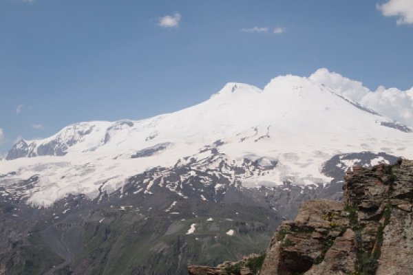 Elbrus (5 642 m n. m.), pohľad zo stúpania lanovkou na Čeget