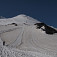 Elbrus (5 642 m n. m.) v pozadí, stúpame na miesto nášho tábora