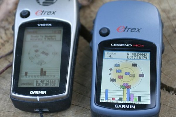 Nový vysokocitlivý GPS senzor sa rýchlo prejaví, najmä v lese (vľavo starší eTrex Vista)