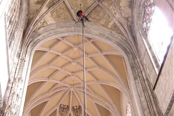 Vysávanie stropu v Dóme