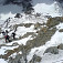 Pohľad od Gutiérky smerom dole na skalné rebro, vpravo vidno aj Grand Couloir a Glacier Tette Rousse