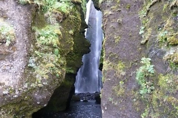 Prístup priamo k vodopádu Gljúfurárfoss je cez potok