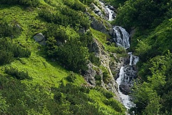 Jeden z mnohých vodopádov stekajúcich z masívu Otrhancov do Jamníckej doliny