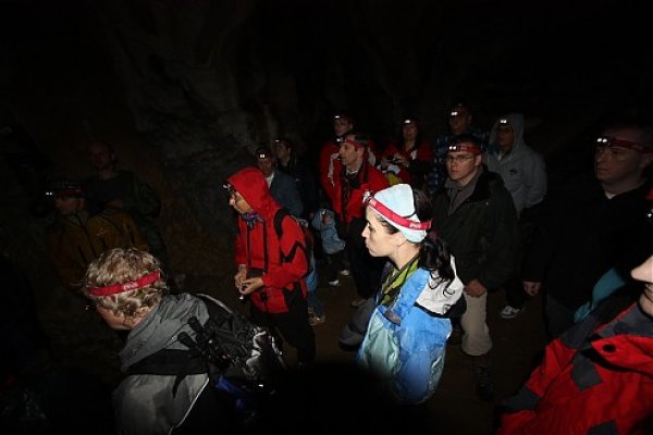 Pozorne počúvame výklad v Malej Stanišovskej jaskyni