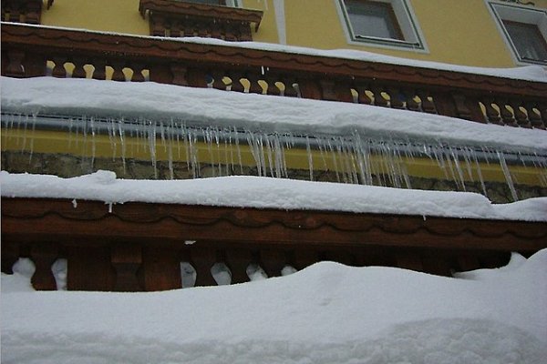 Ľadová výzdoba horského hotela Husárik